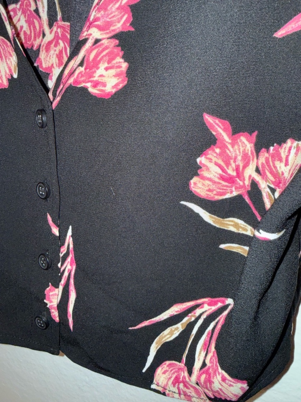 LEITH Floral Crop Top Black Pink Hawaiian Shirt Blouse Button Down V Neck Flowy - Picture 11 of 11